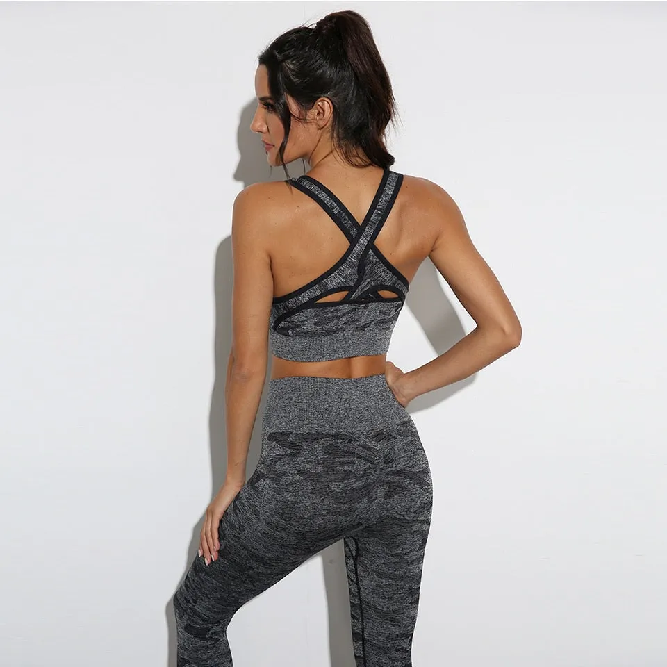 Breathable Athletic Crop Top With Padded Closure
