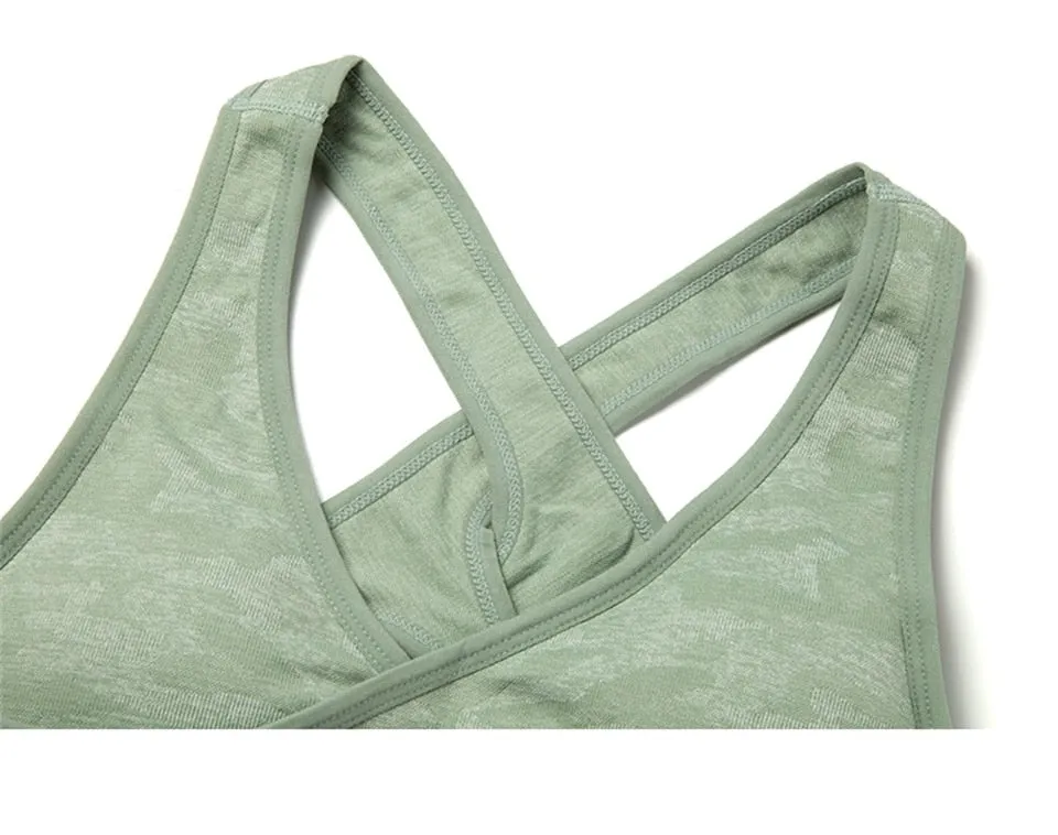Breathable Athletic Crop Top With Padded Closure