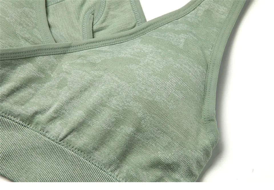 Breathable Athletic Crop Top With Padded Closure