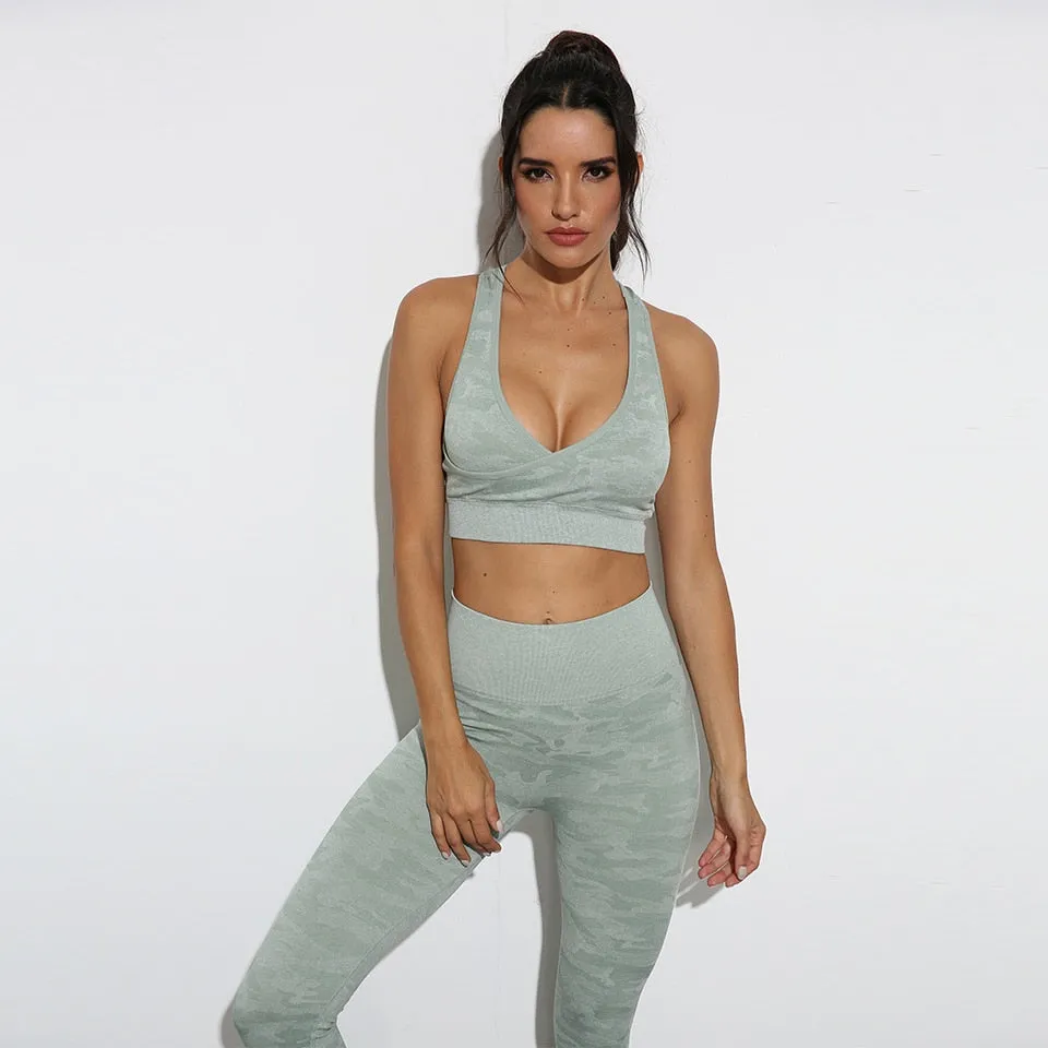 Breathable Athletic Crop Top With Padded Closure