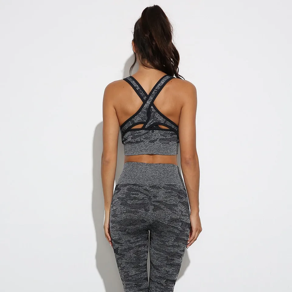 Breathable Athletic Crop Top With Padded Closure