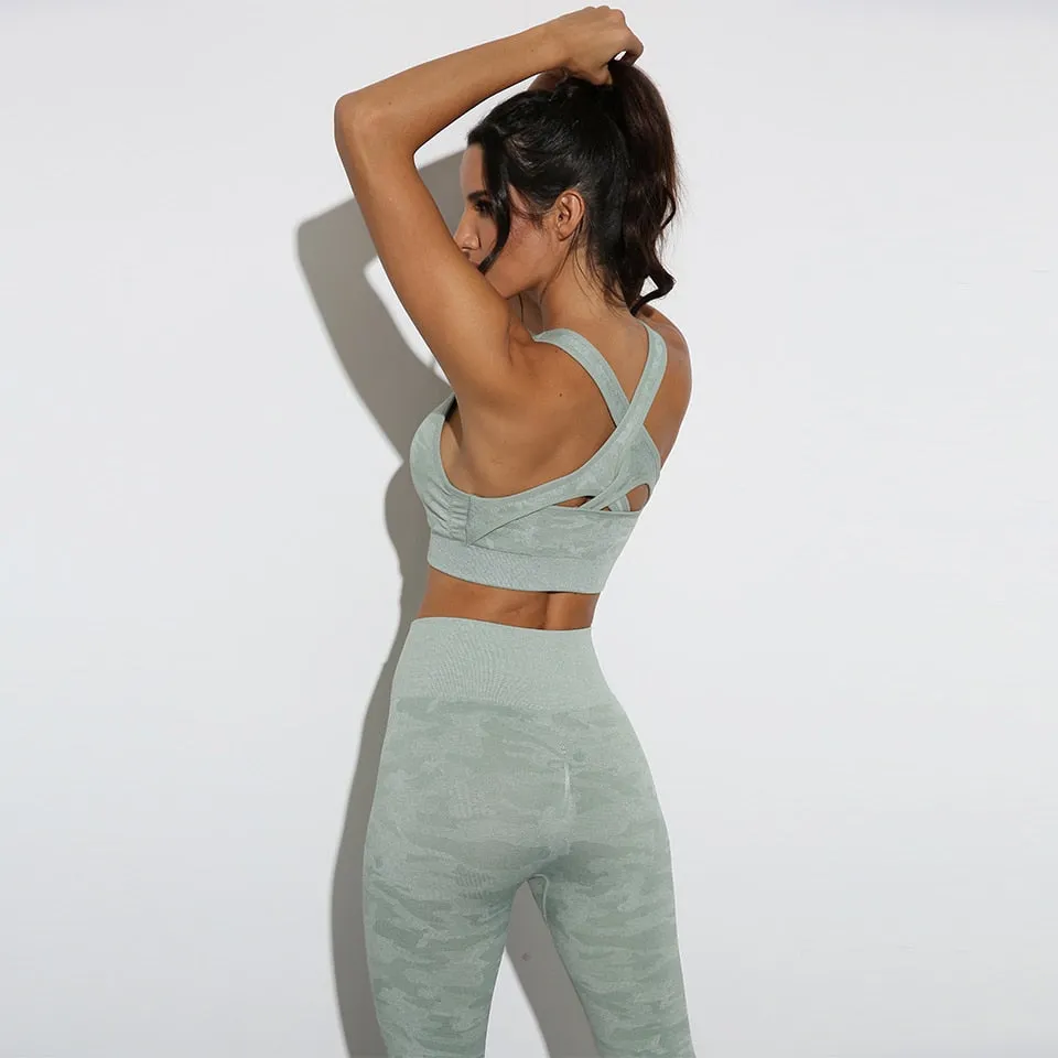 Breathable Athletic Crop Top With Padded Closure
