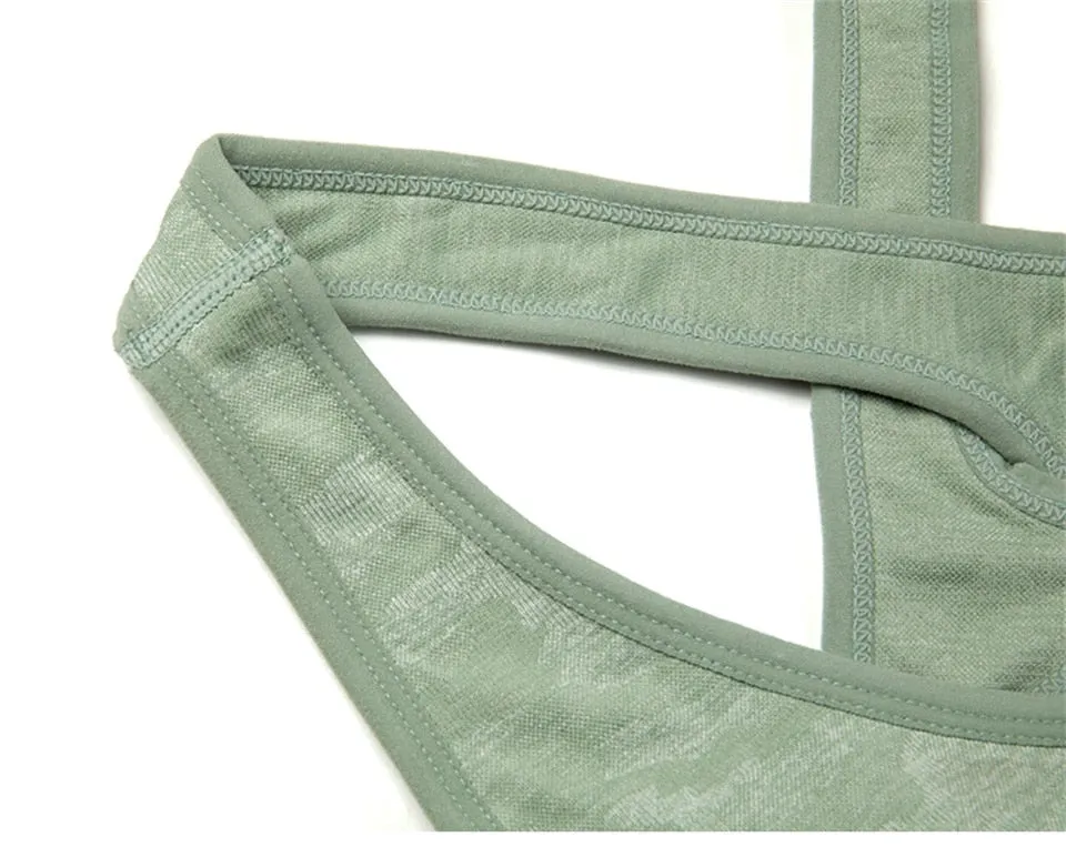 Breathable Athletic Crop Top With Padded Closure
