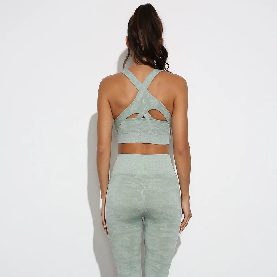Breathable Athletic Crop Top With Padded Closure