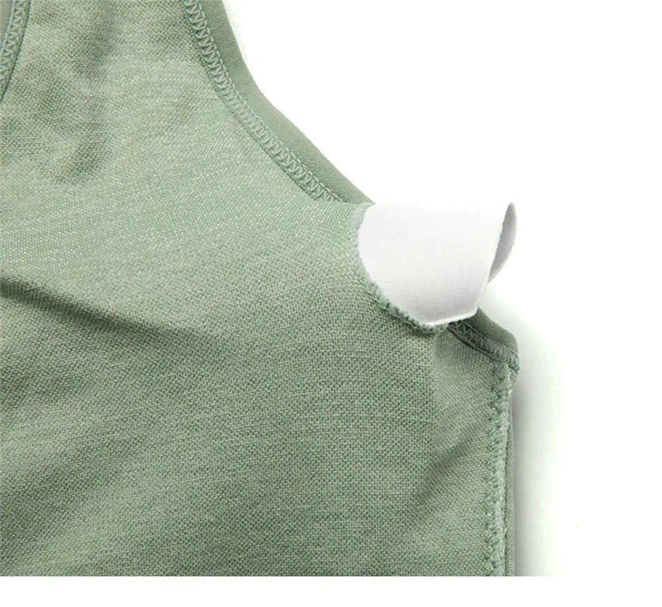 Breathable Athletic Crop Top With Padded Closure